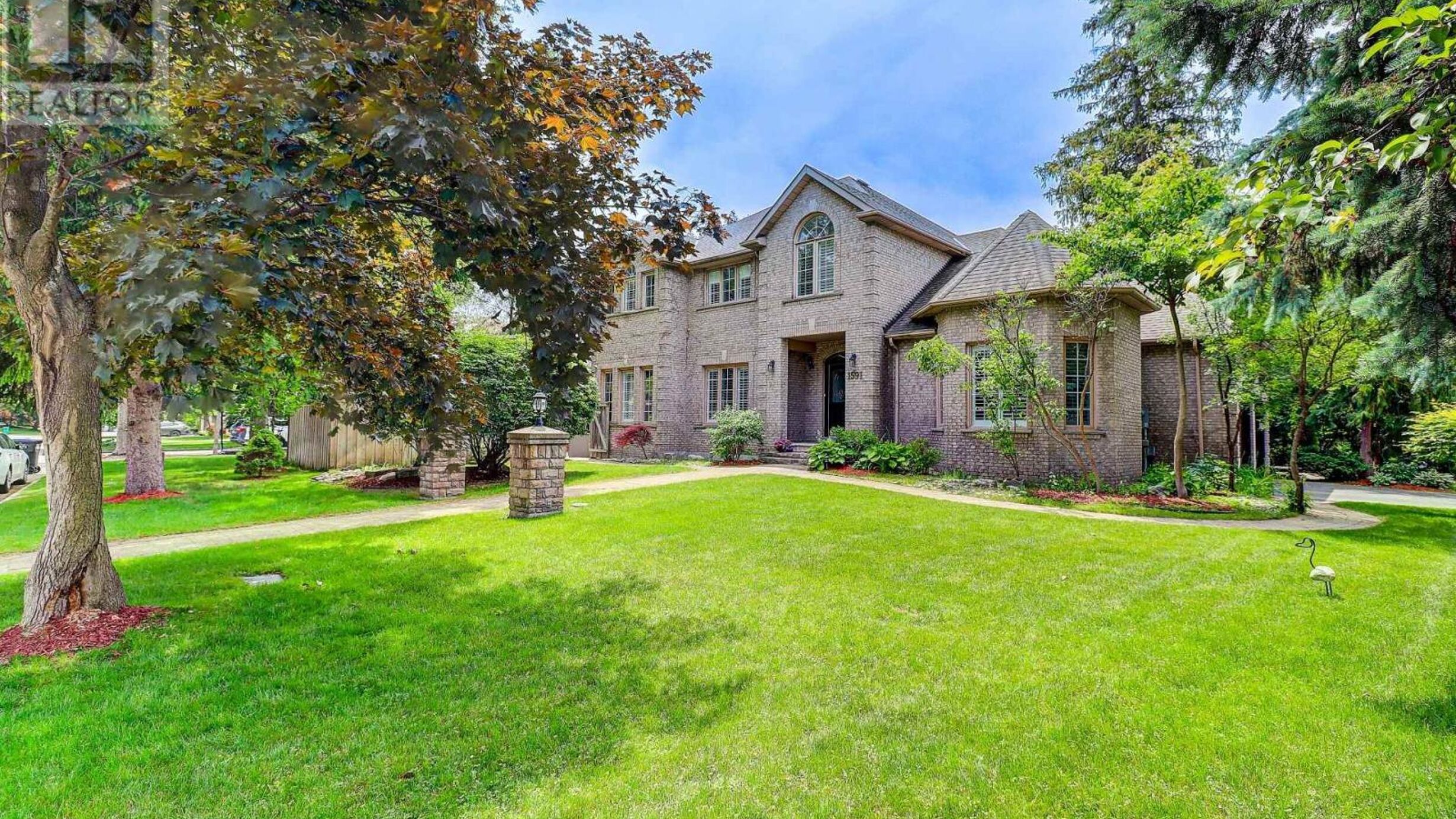 1591 HAMPSHIRE CRESCENT Image