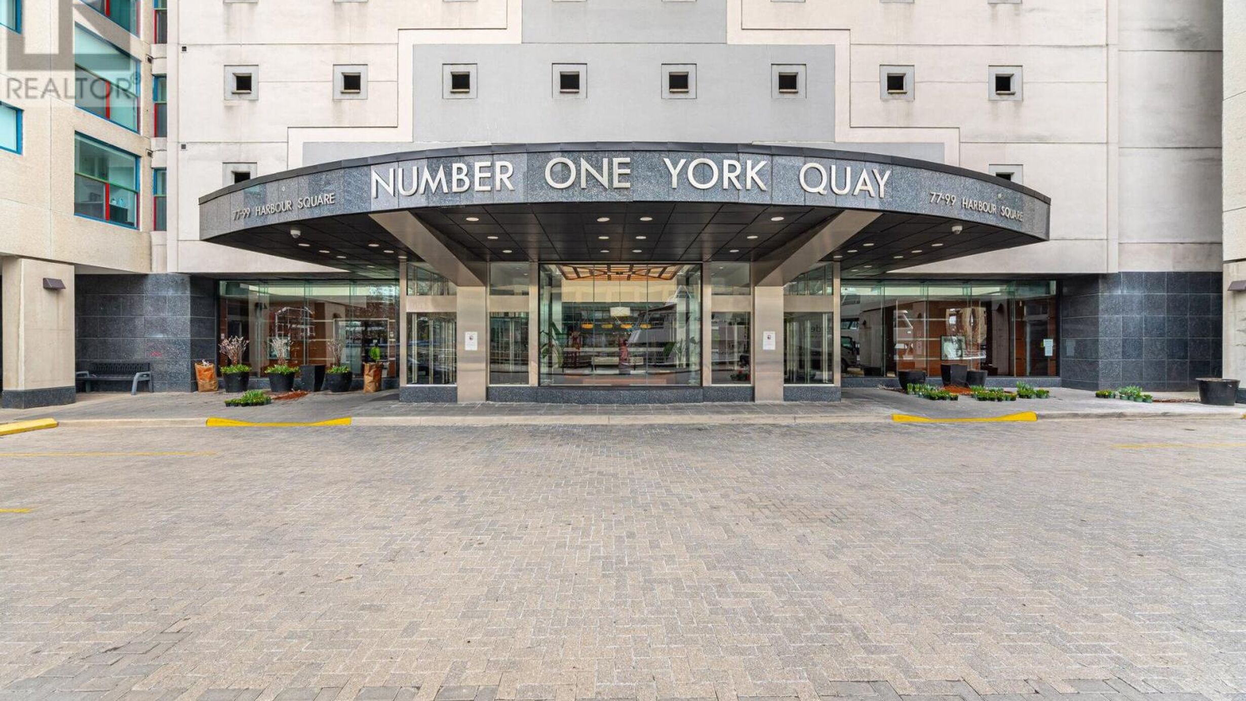 1812 - 77 HARBOUR SQUARE Image