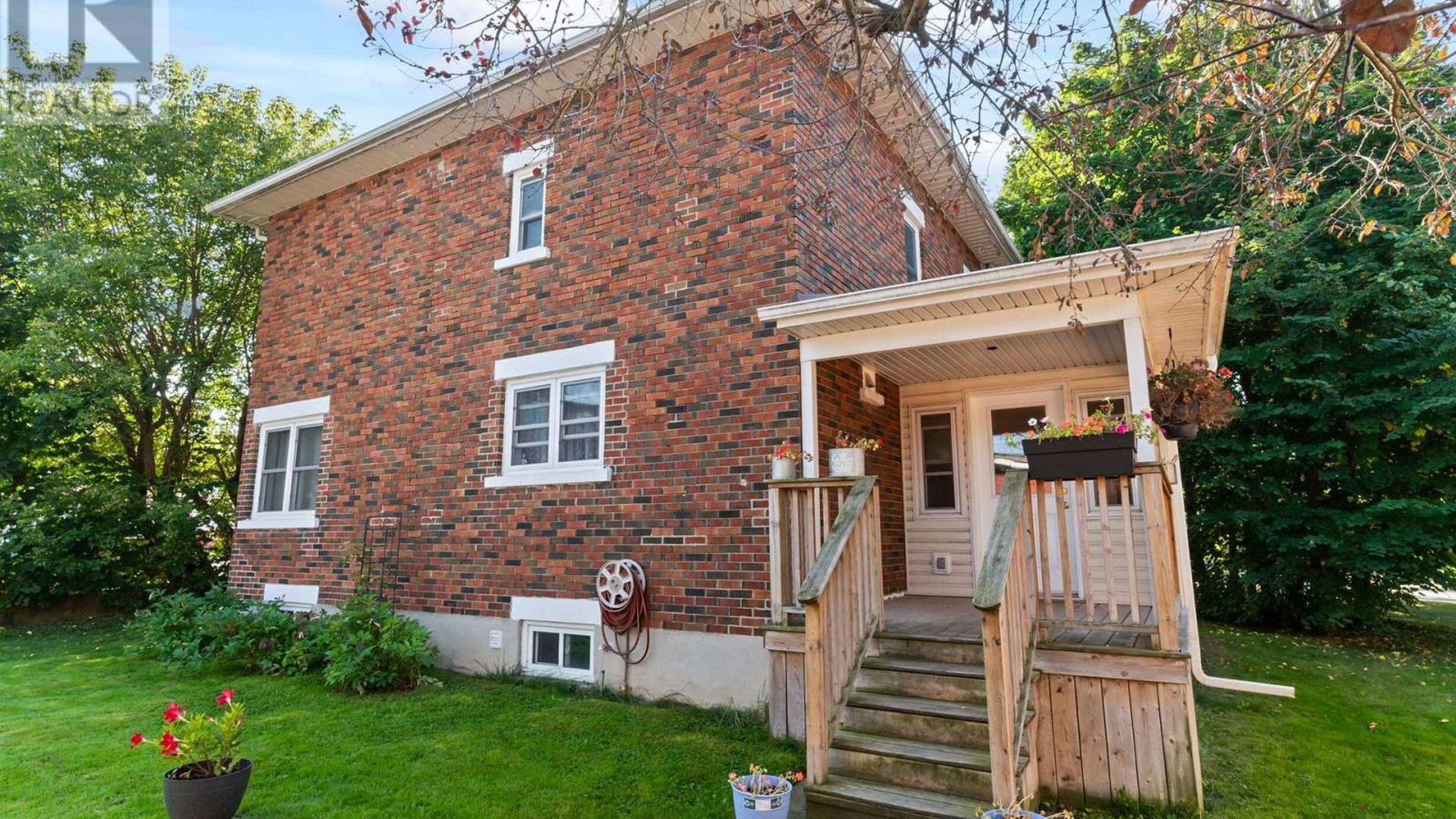 121 QUEEN STREET W Image