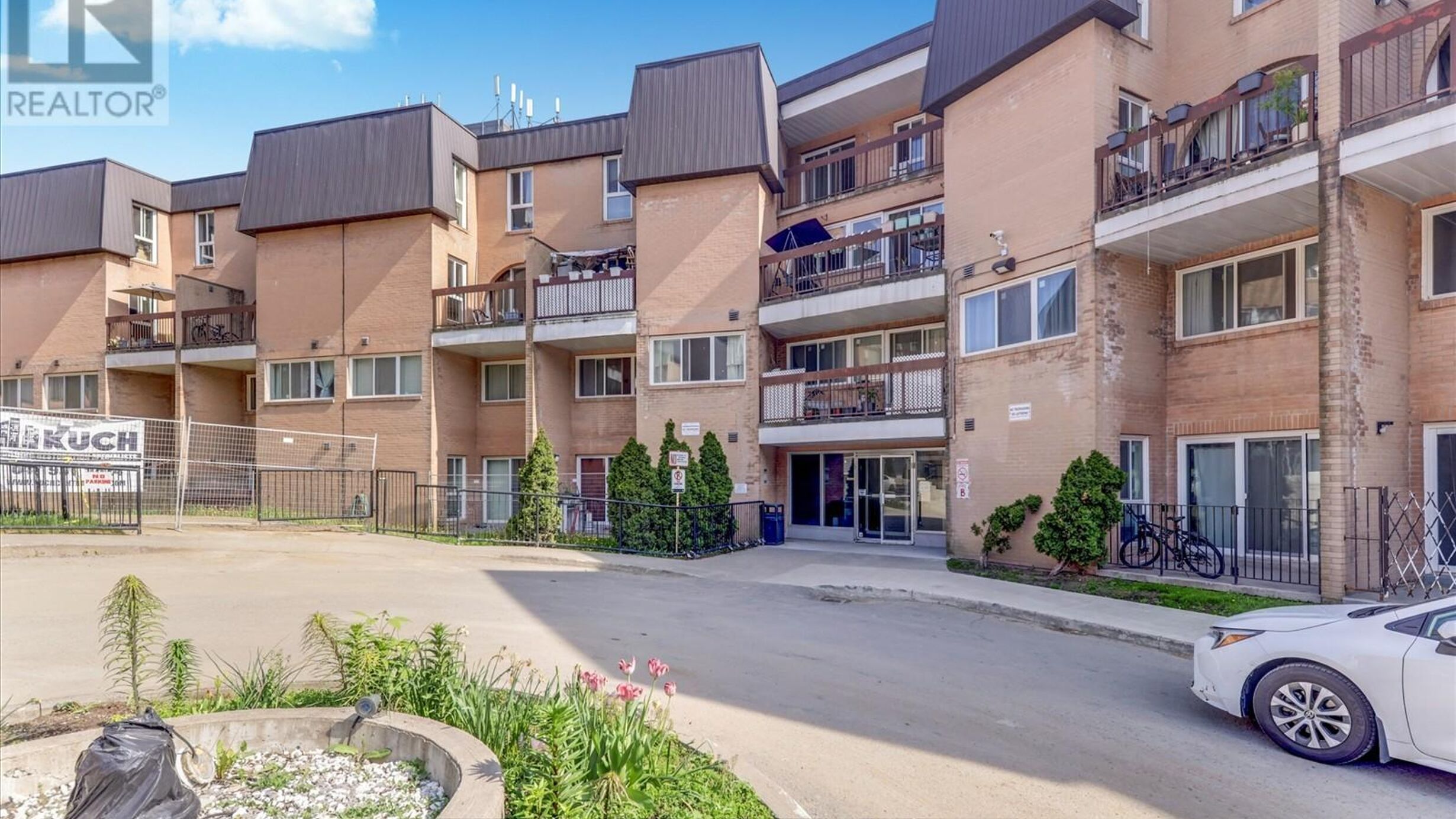 2033 - 100 MORNELLE COURT Image