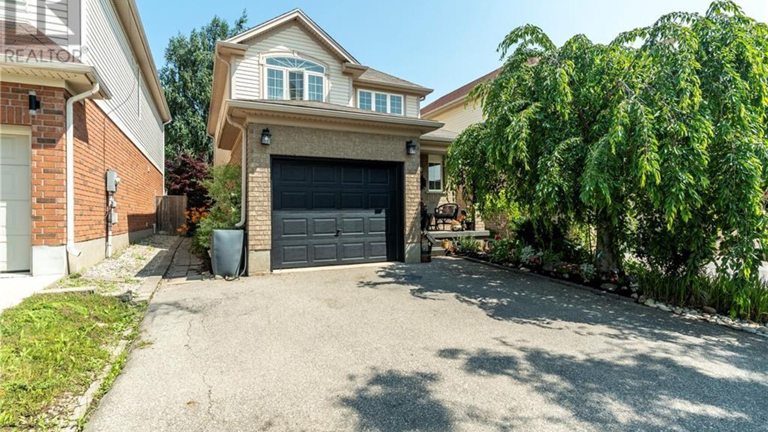 584 COMMONWEALTH Crescent Image