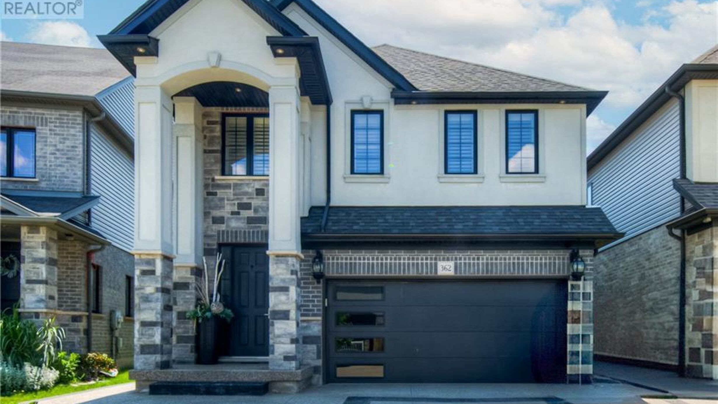 362 MOORLANDS Crescent Image
