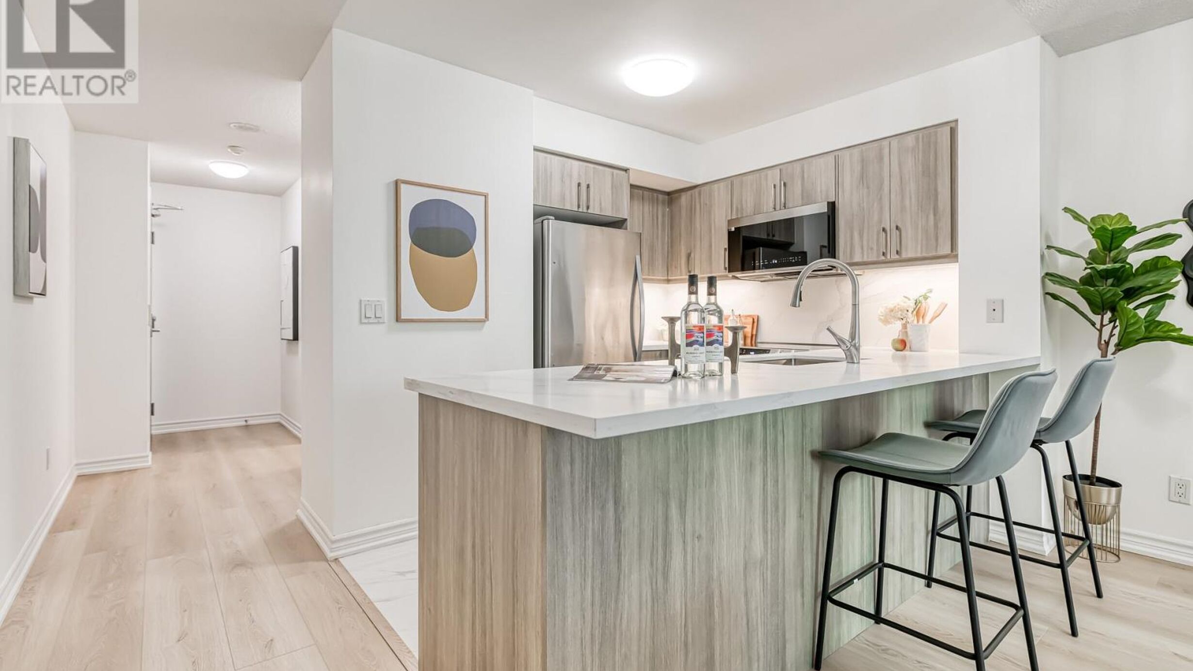 702 - 19 GRAND TRUNK CRESCENT Image