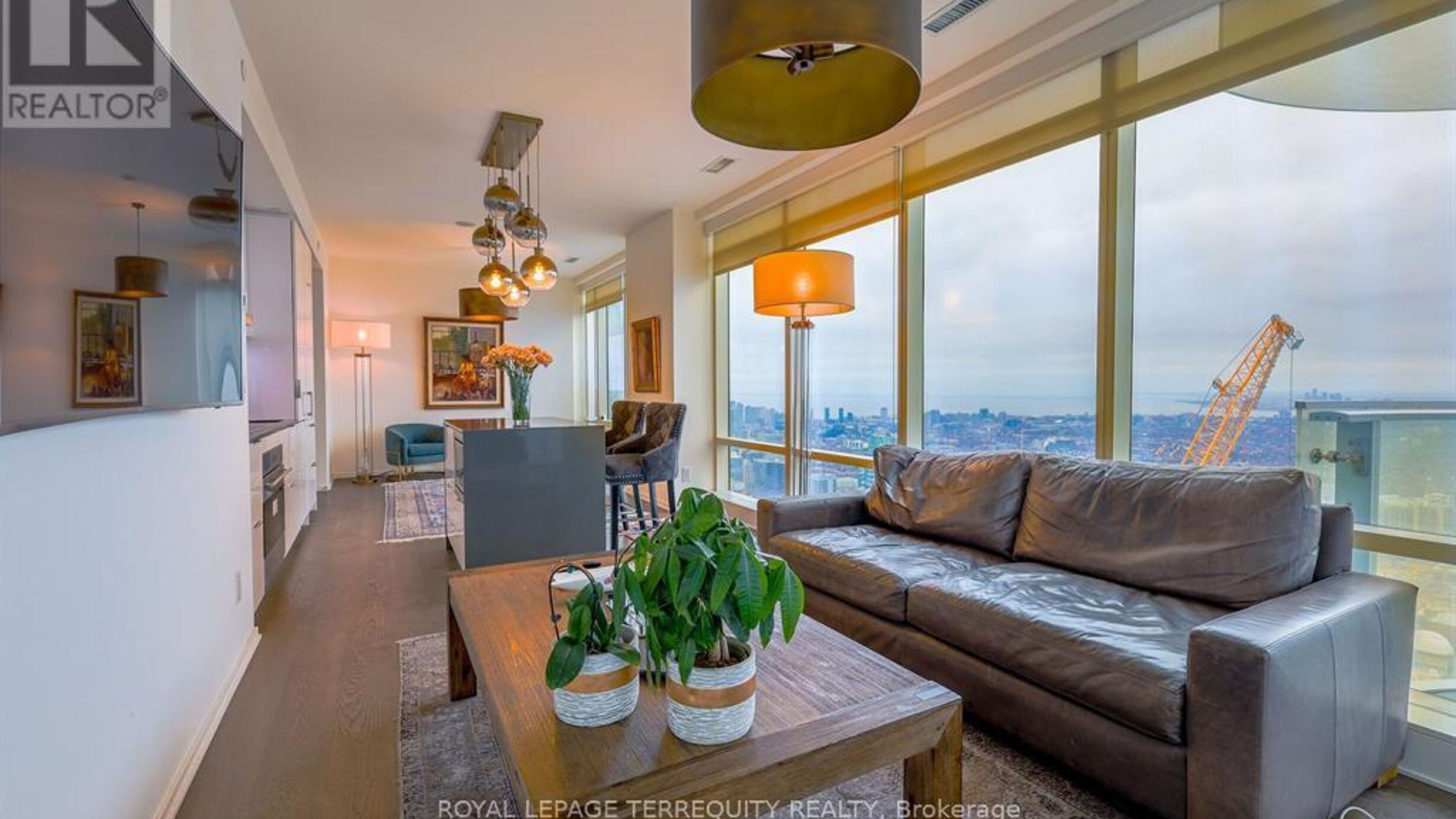 6708 - 1 BLOOR STREET E Image