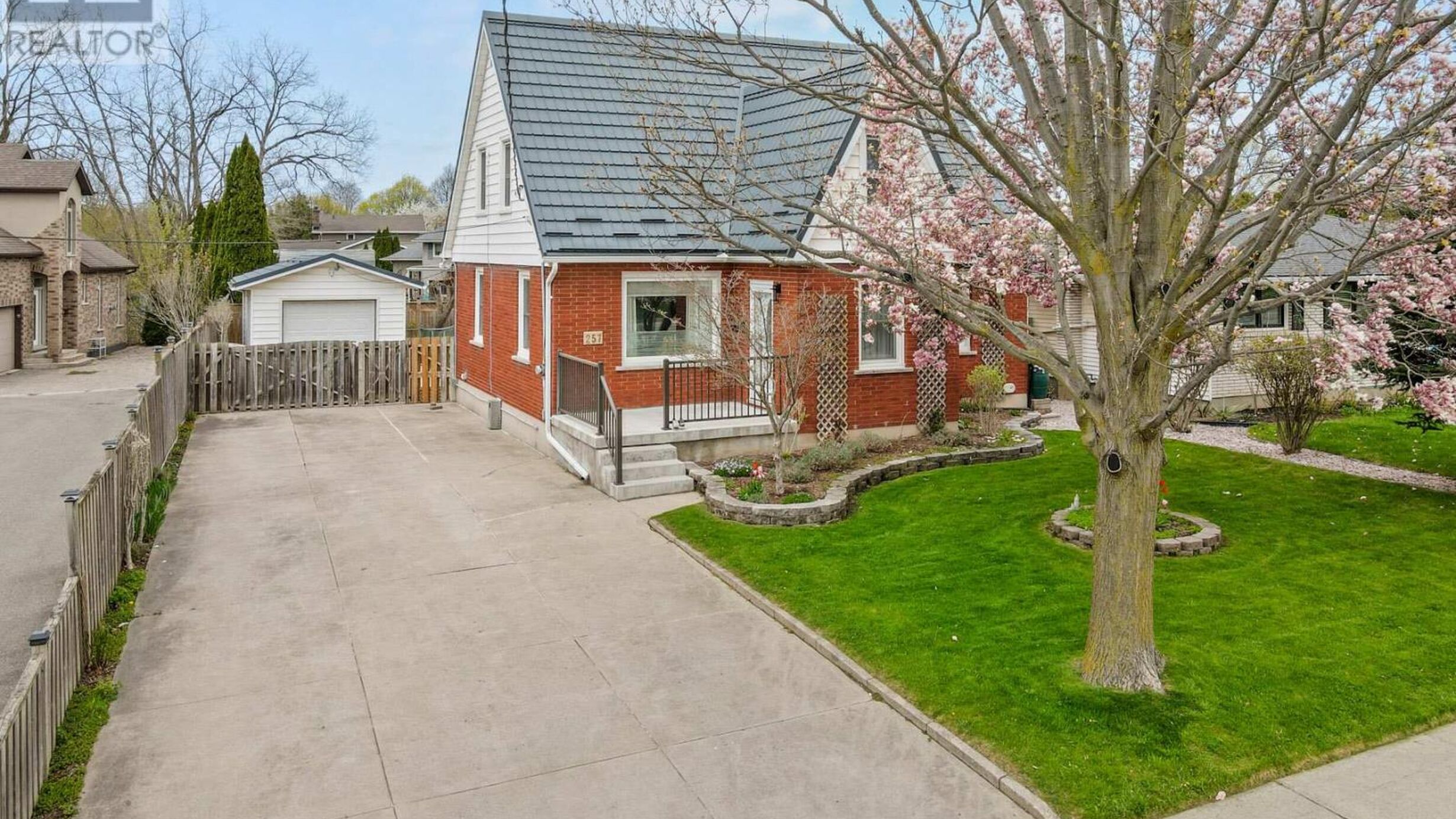 257 LAKESHORE ROAD Image