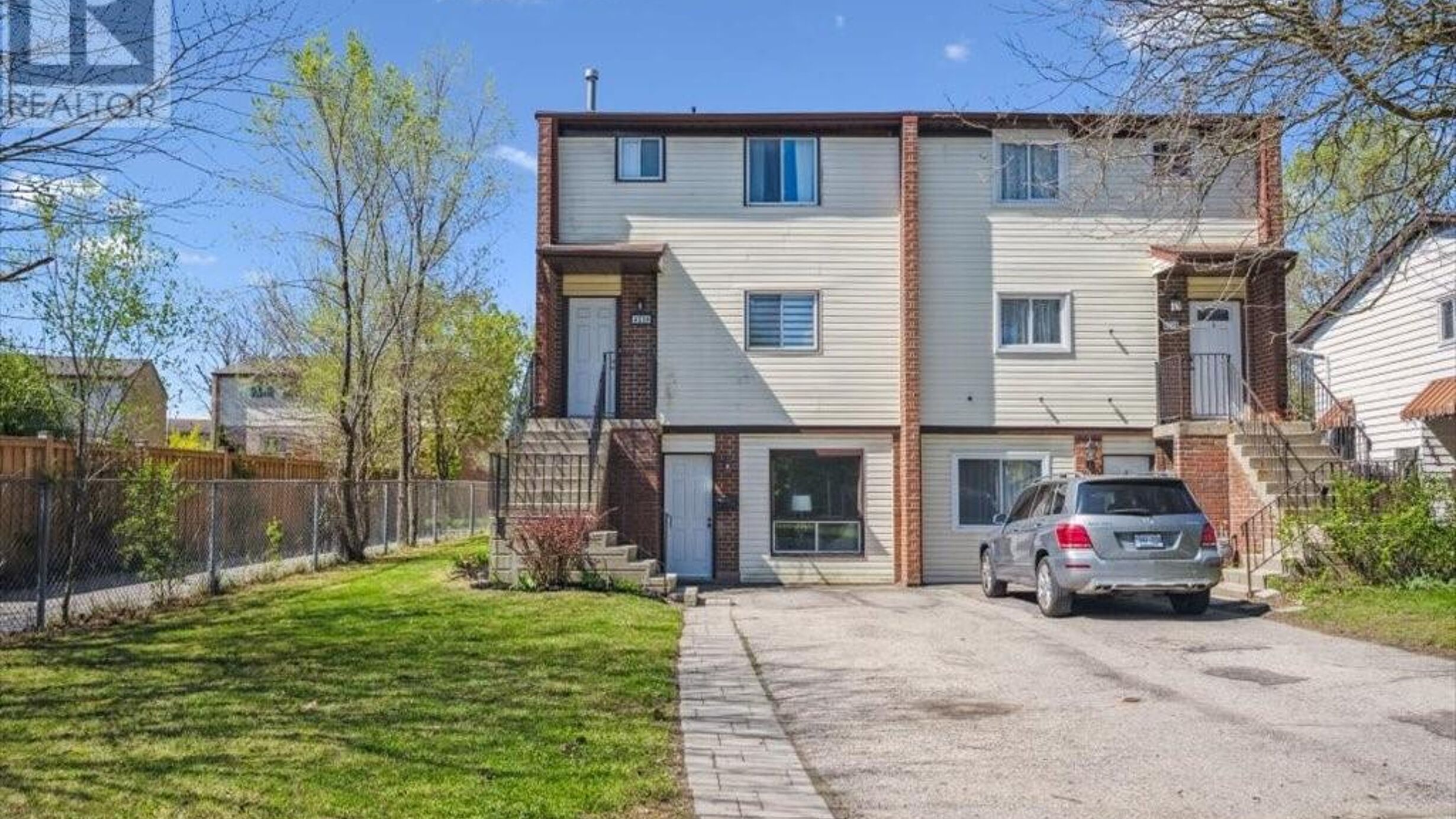 421 BAIRSTOW Crescent Unit# A Image