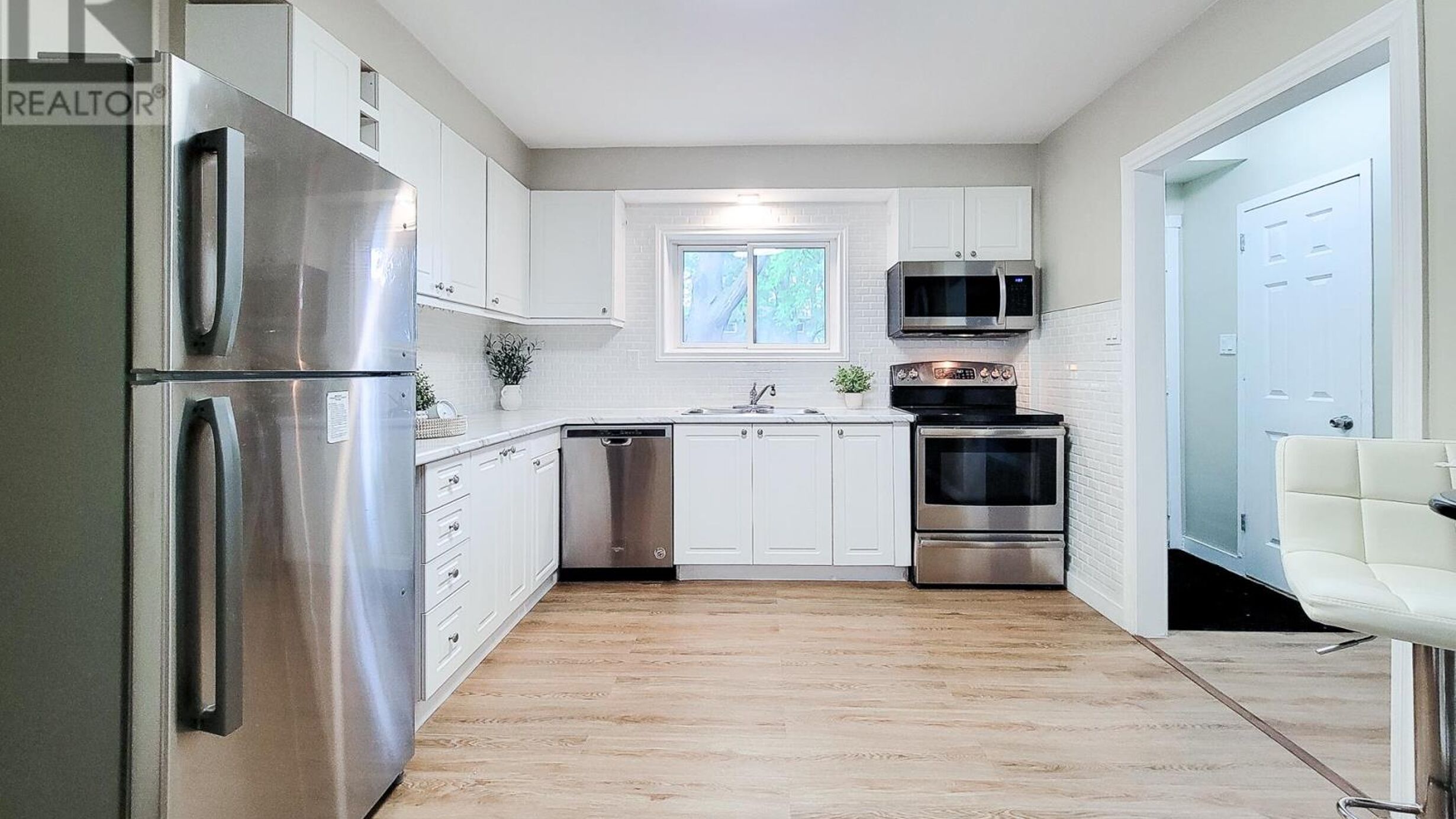8 GLENBURN COURT Image