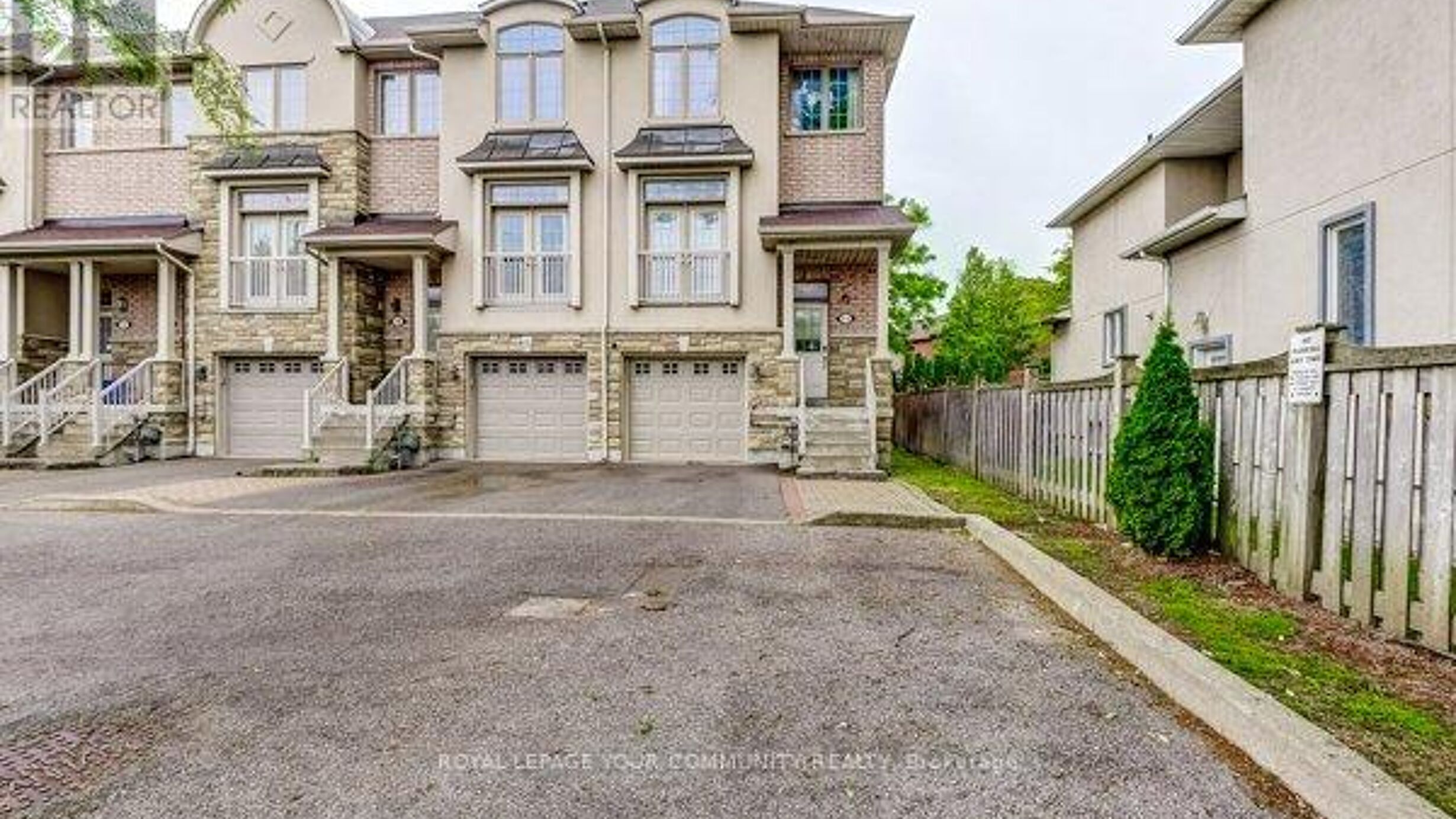 11 - 9205 BATHURST STREET Image