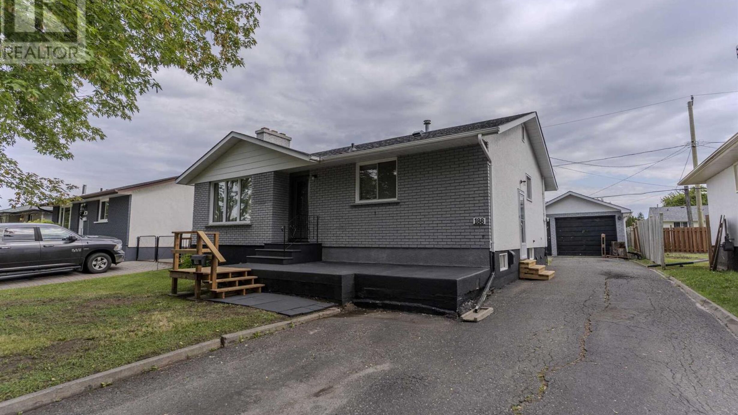 188 University DR Image
