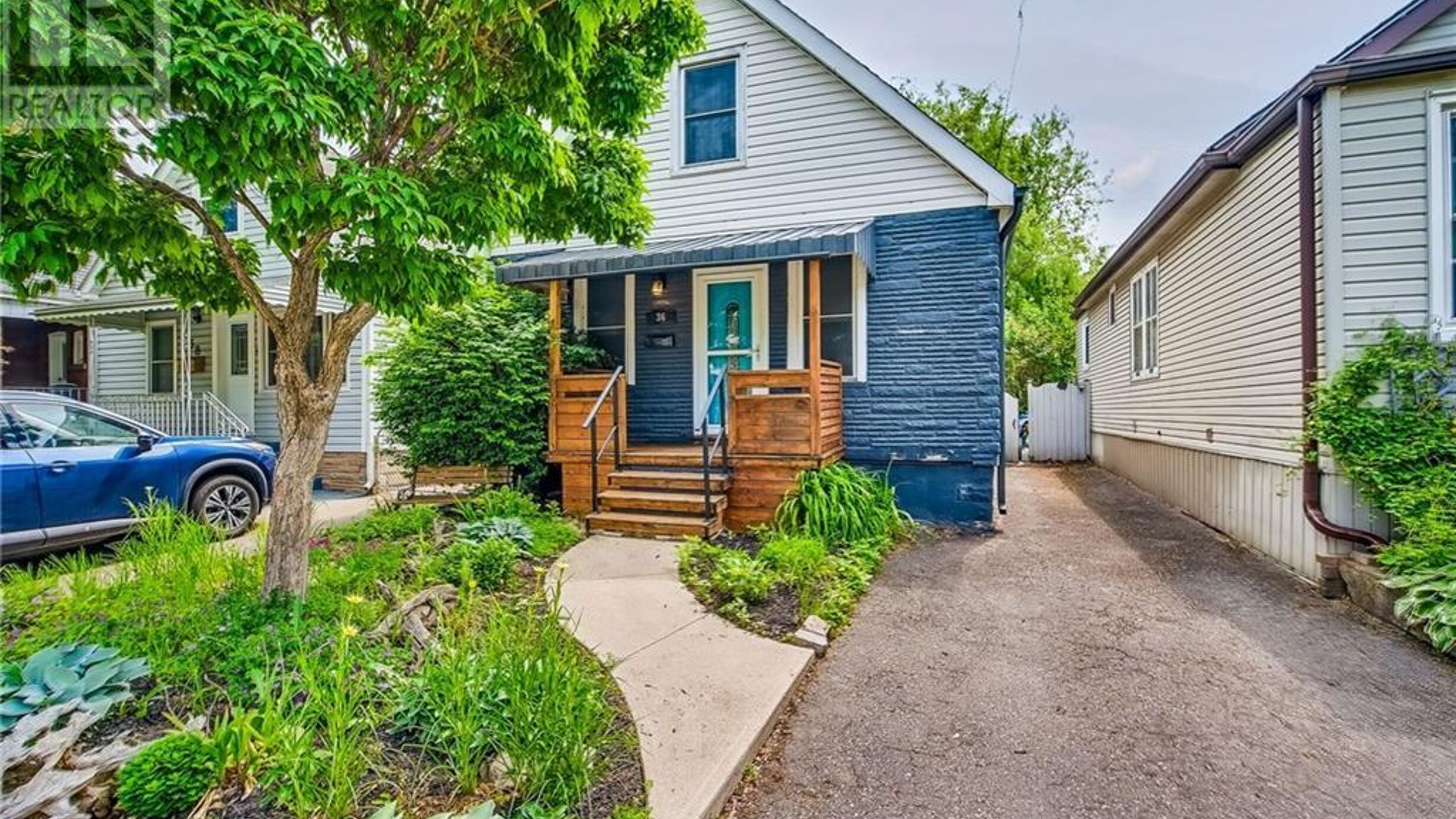 36 BARONS Avenue N Image