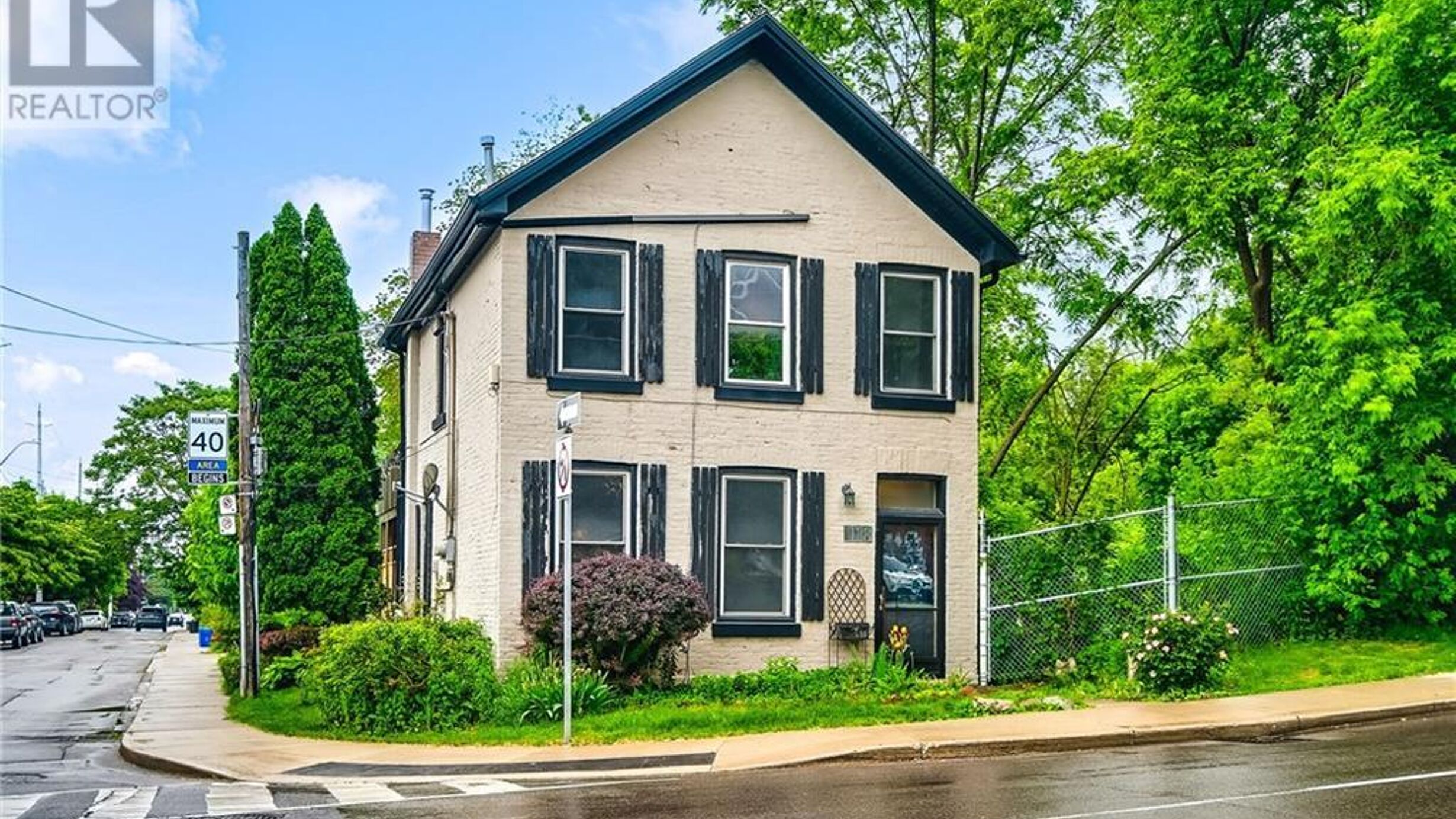 118 QUEEN Street S Image