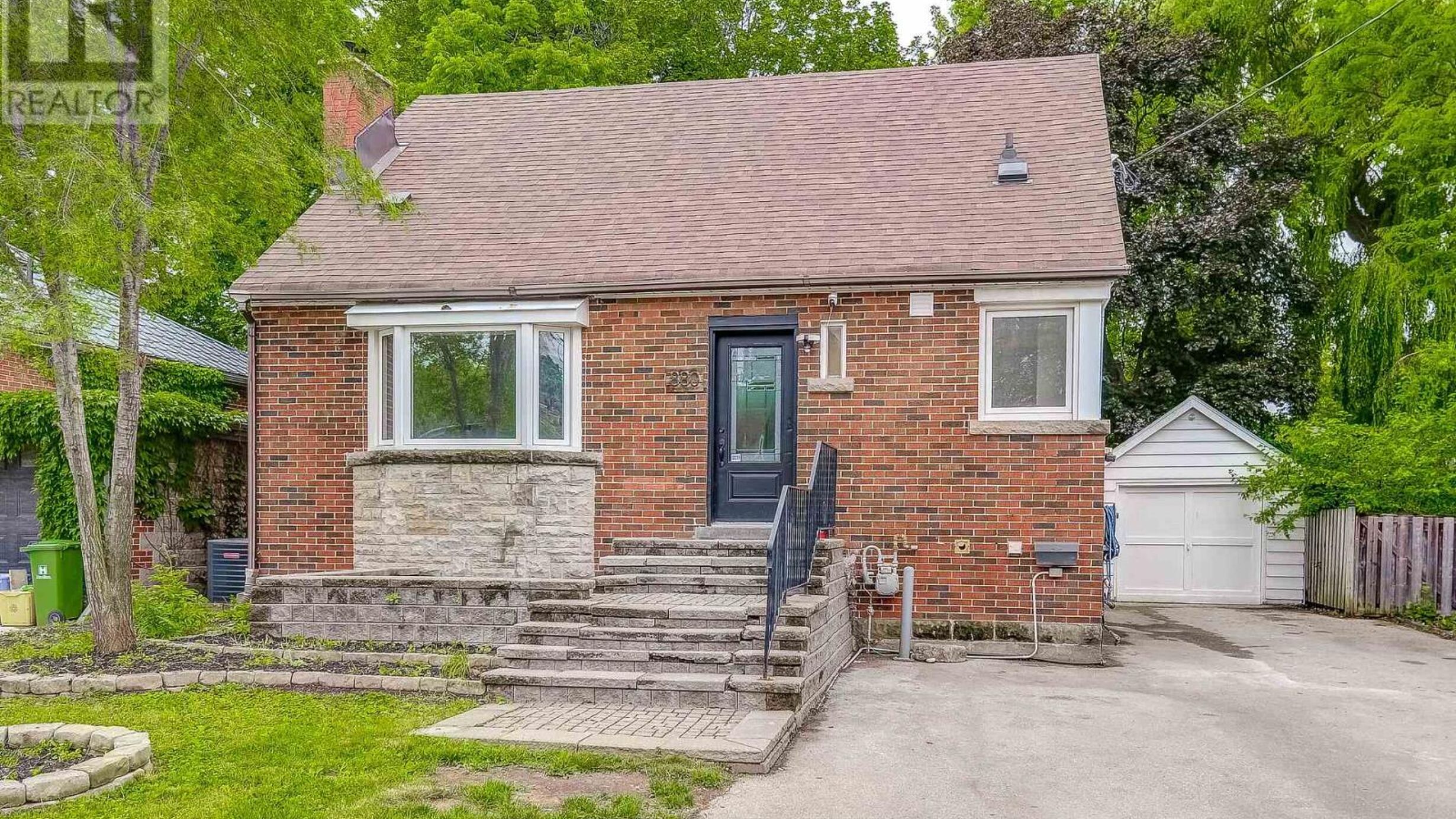 880 GARTH STREET Image