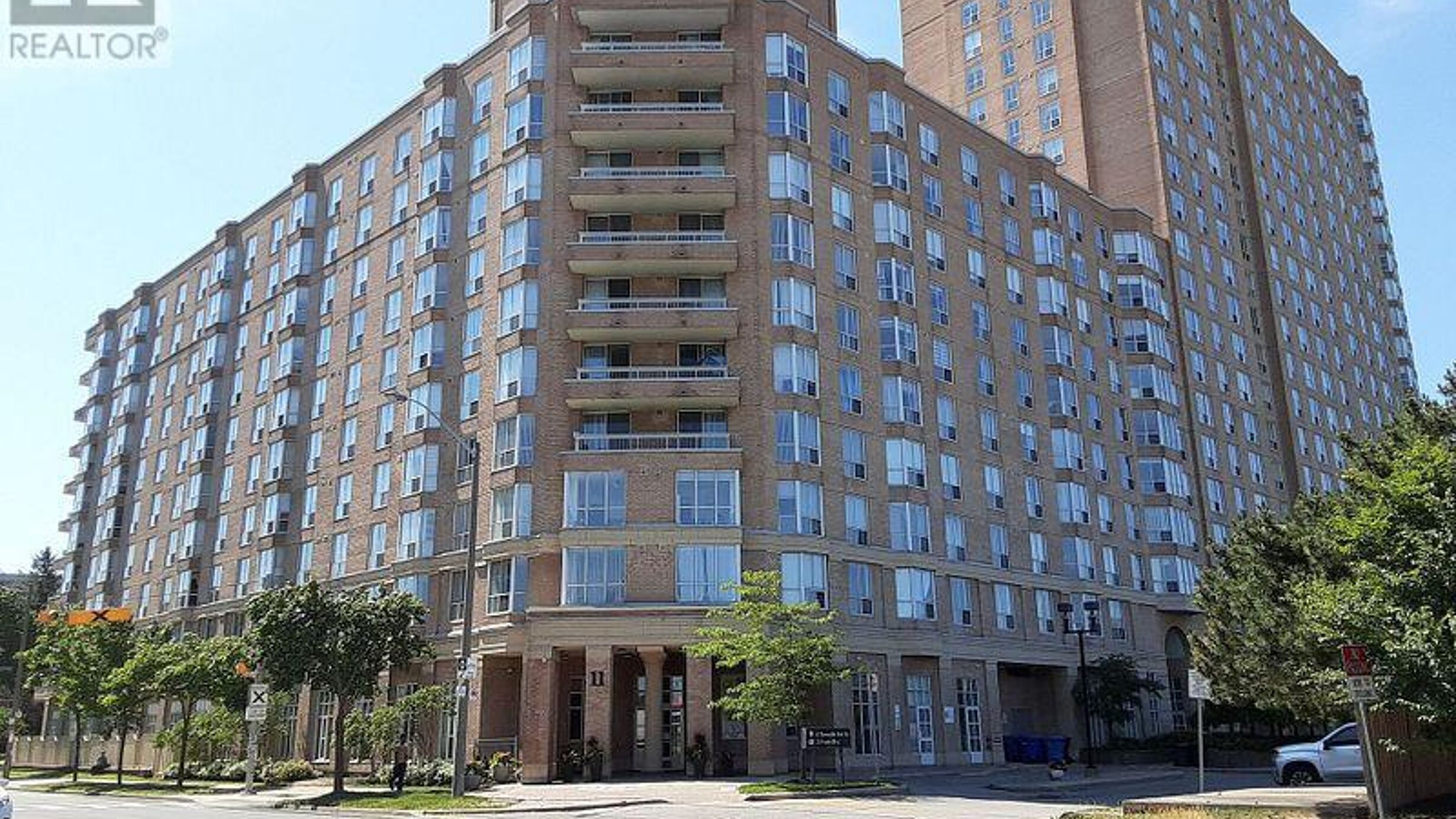 608 - 11 THORNCLIFFE PK DRIVE Image