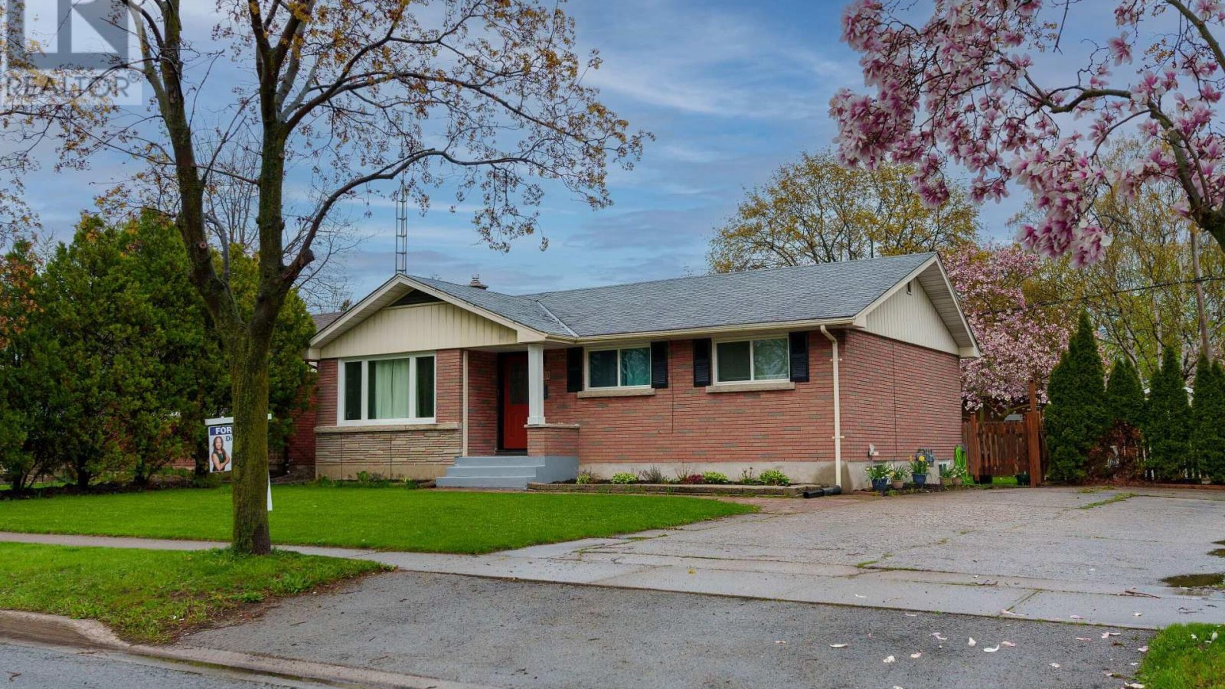424 BUNTING ROAD W Image