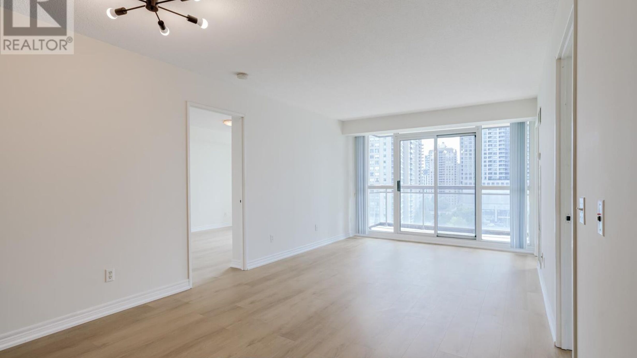 1008 - 18 PARKVIEW AVENUE Image