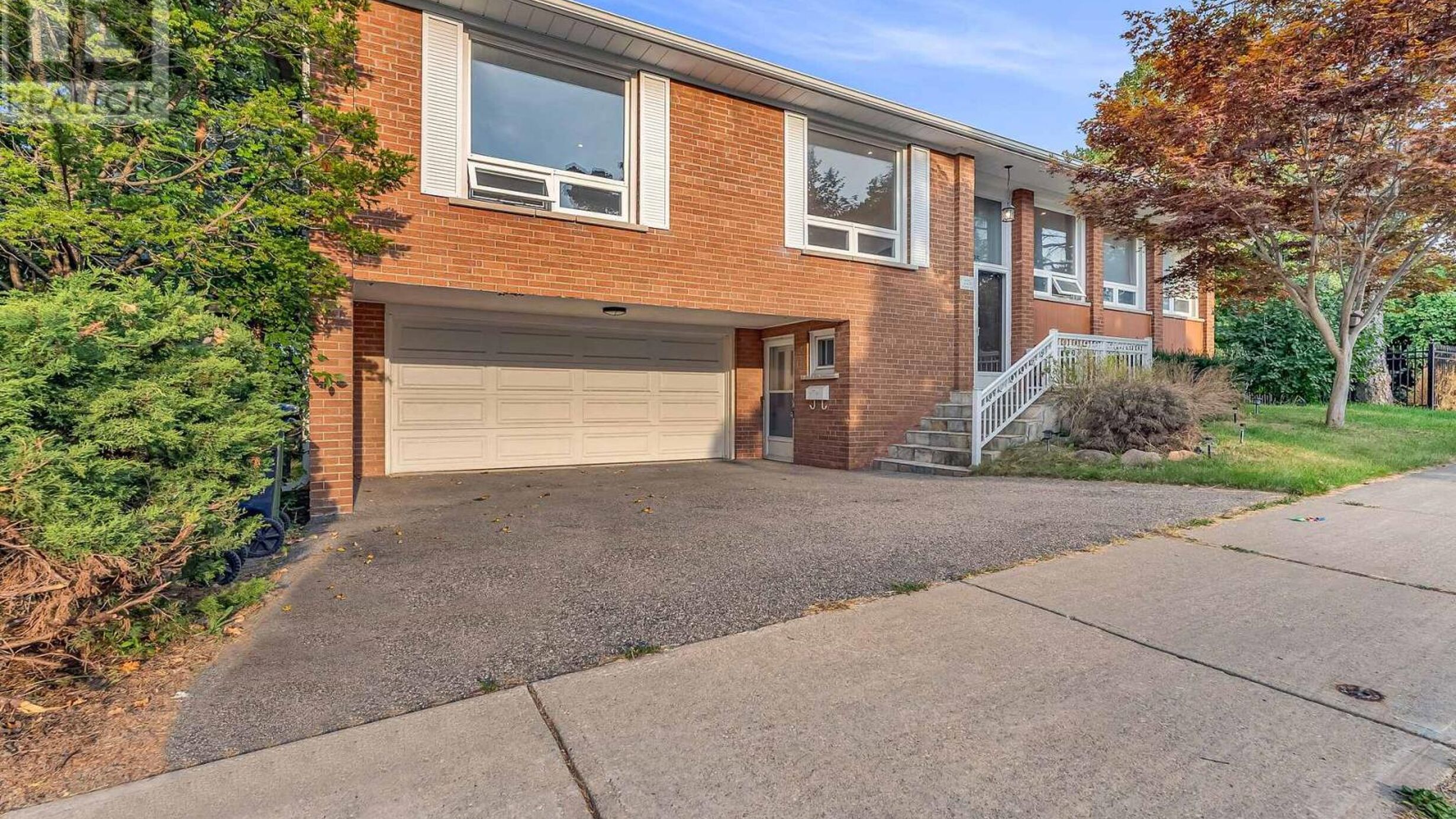 225 MAXOME AVENUE Image