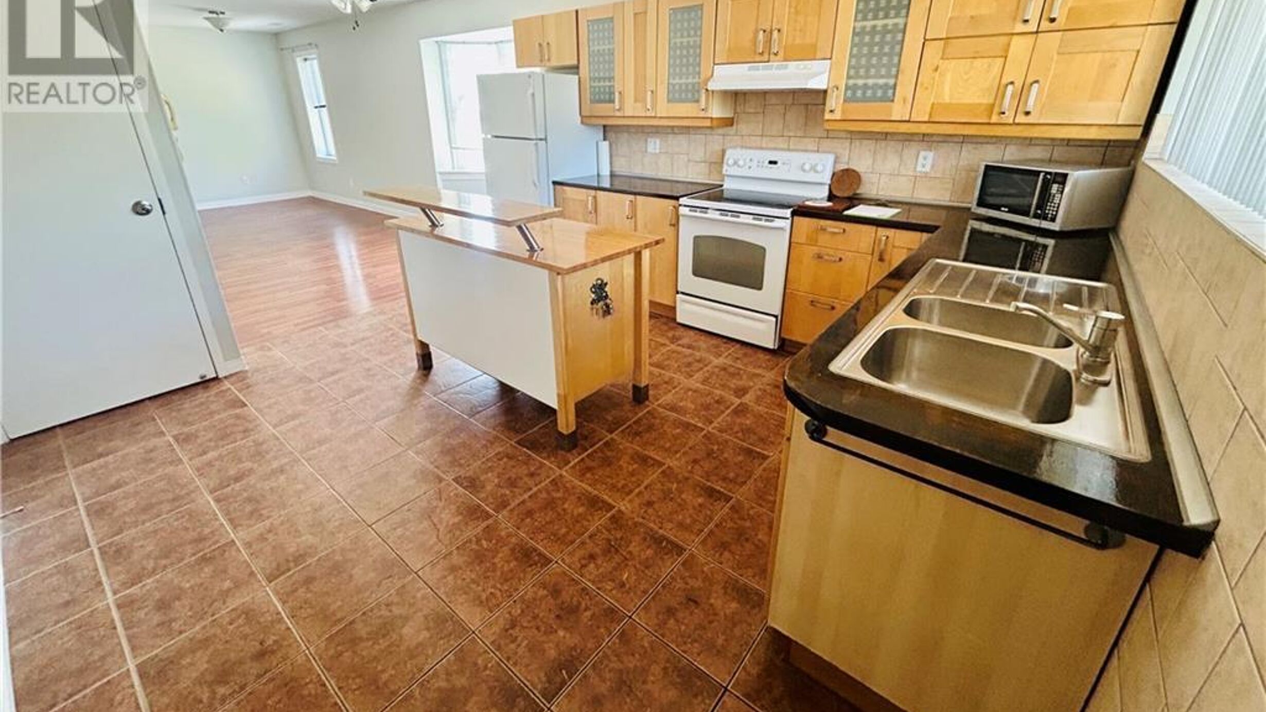 209 BALSAM Avenue S Unit# 2 Image